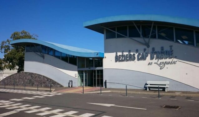 Aéroport Béziers Cap d'Agde : Bâtiment moderne, toit ondulé.