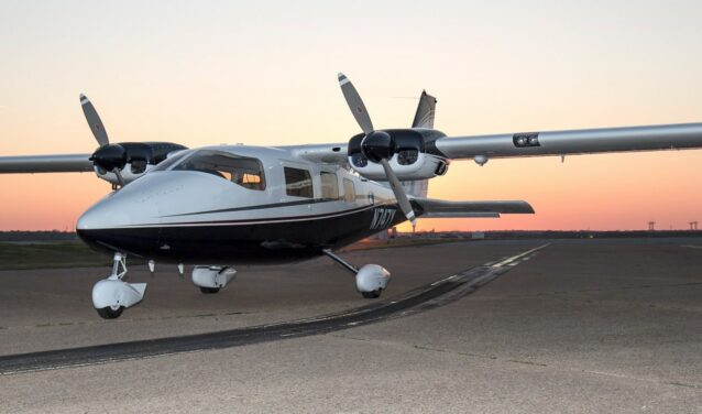 Vulcanair P68 turbo sur le tarmac avec couché de soleil