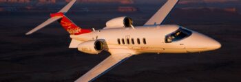 location jet privé : LEARJET 40 XR survolant un paysage.