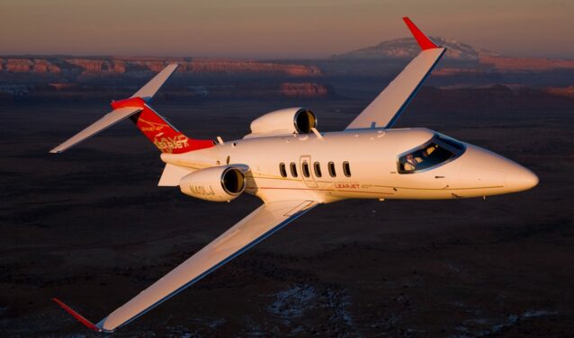 location jet privé : LEARJET 40 XR survolant un paysage.