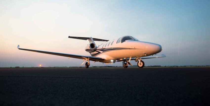 Cessna Citation à terre couché de soleil