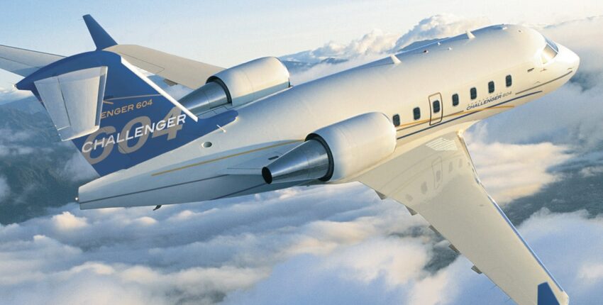 Jet privé Challenger 604 en vol dans les nuages