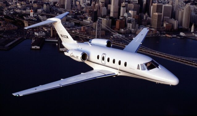 Location de jet privé : CESSNA CITATION VI survolant ville.