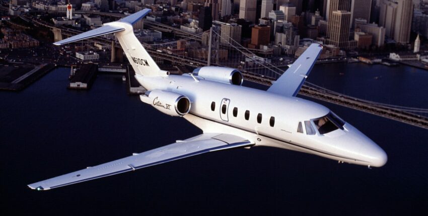 Location de jet privé : CESSNA CITATION VI survolant ville.