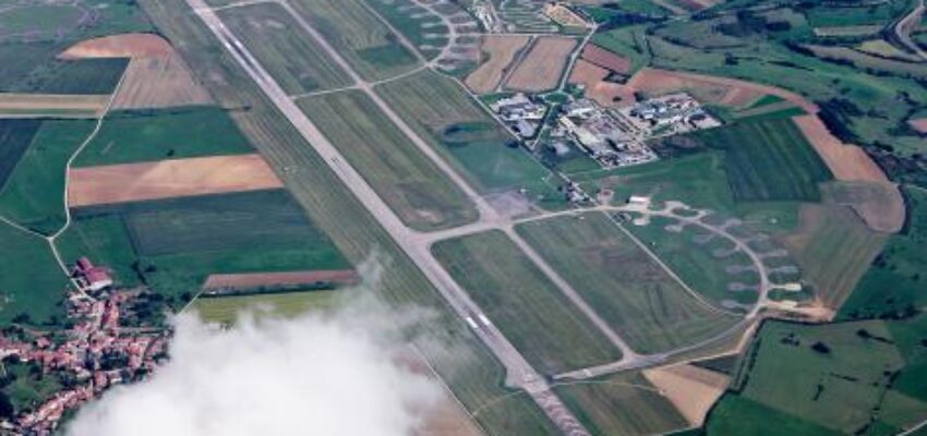 location de jet privé : vue aérienne d'aérodrome, Epinal Mirecourt