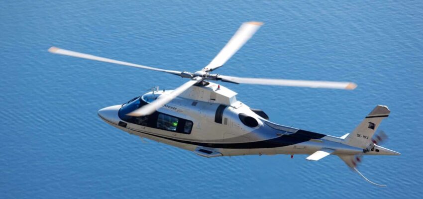 Hélicoptère Agusta 109 en vol