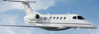 Phenom 300 blanc en vol