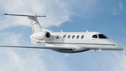 Phenom 300 blanc en vol