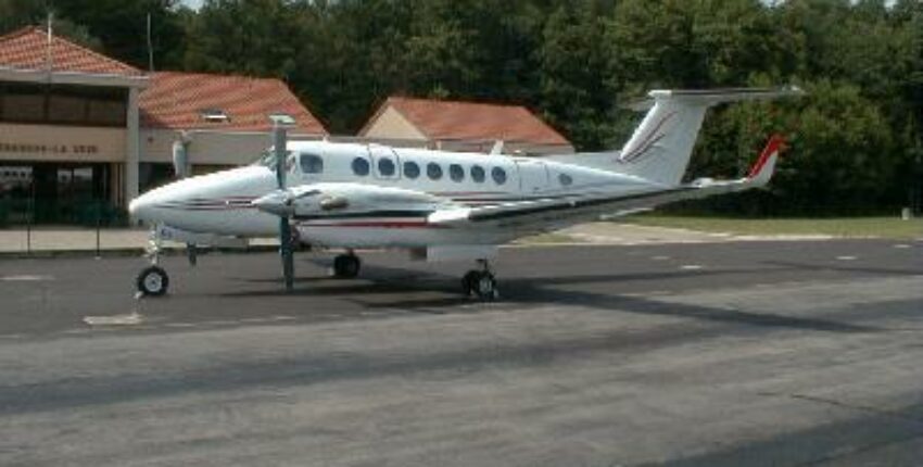 Location de jet privé : avion blanc sur le tarmac.