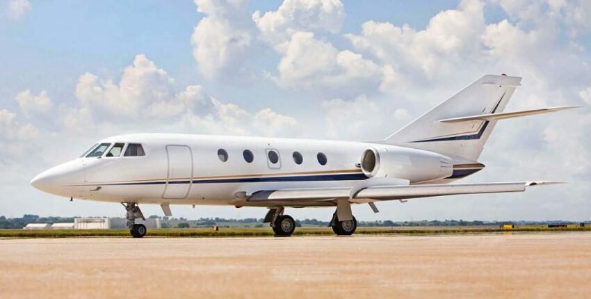 Falcon 20 blanc sur le tarmac