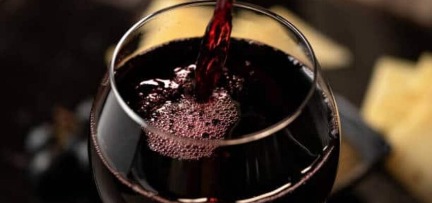 Vin rouge servi dans un verre à vin