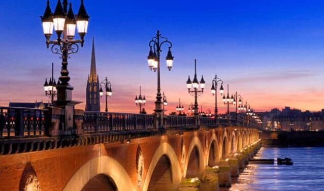 ponts au-dessus de la Garonne illuminé la nuit Bordeaux, France