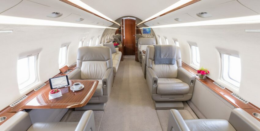 Jet privé cabine intérieure blanche et grise Challenger 604