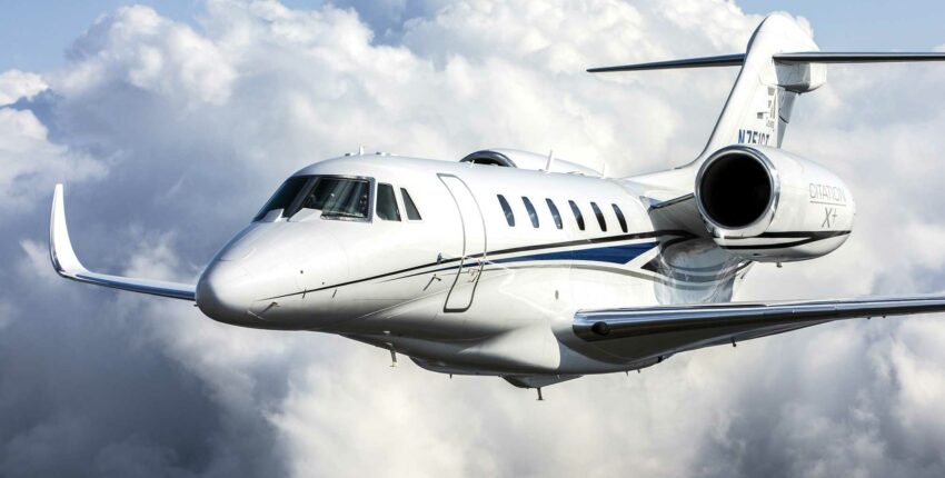 Citation X blanc en vol