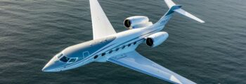 Gulfstream G500 en vol au-dessus de la mer