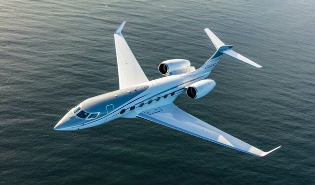 Gulfstream G500 en vol au-dessus de la mer