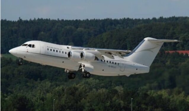 location de jet privé, avion décolle devant forêt.