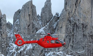 Hélicoptère rouge montagne