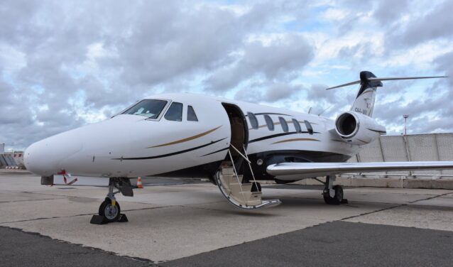 location de jet privé Citation VII sur tarmac nuageux