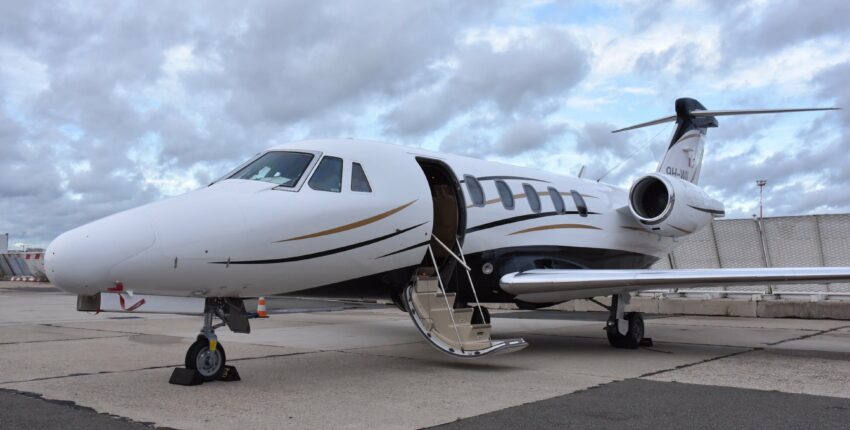 location de jet privé Citation VII sur tarmac nuageux