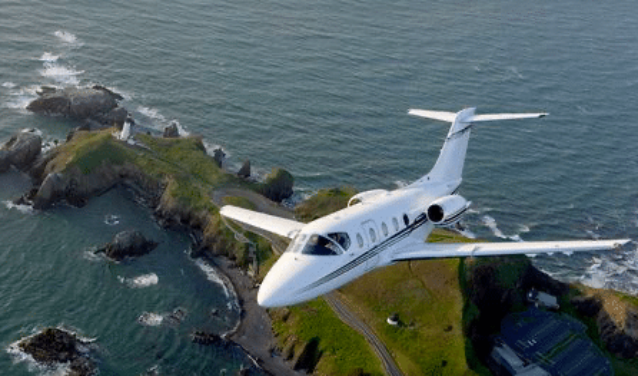 location de jet privé : HAWKER 400 XP sur la côte.