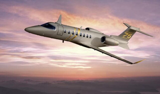 Jet privé Learjet 75 en vol, couché de soleil rosé