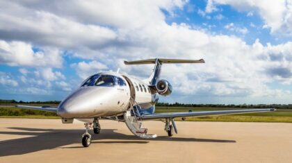 Jet privé Phenom 100 à l'arret sur le tarmac de l'aéroport