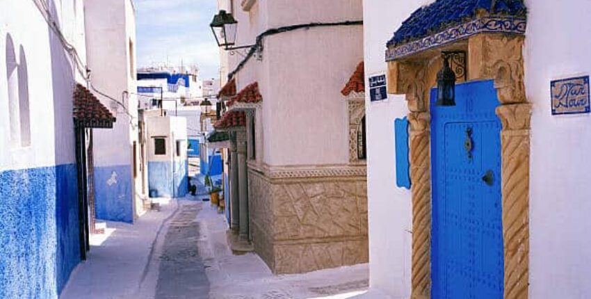 ruelles blanches et bleues de rabat