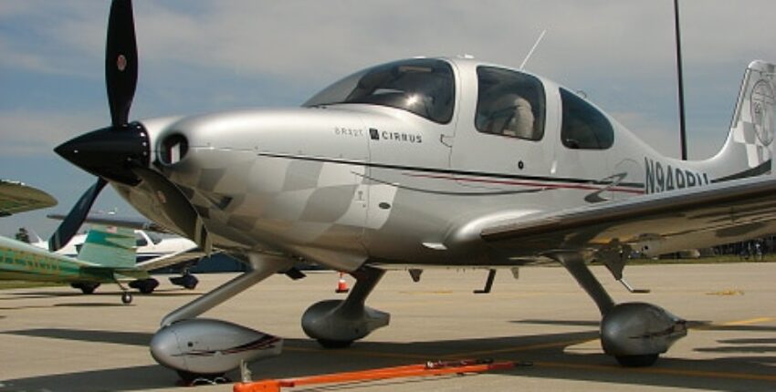 Cirrus SR 22 sur la piste