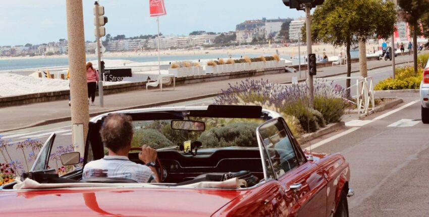 plage et voiture ancienne