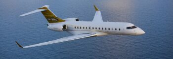 jet privé global express en vol au-dessus de la mer