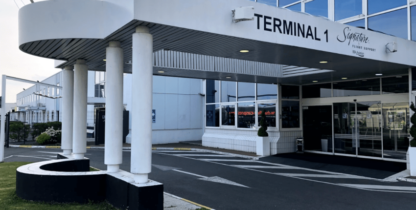 **Entrée Terminal 1 bâtiment avec fenêtres en verre et colonnes.**