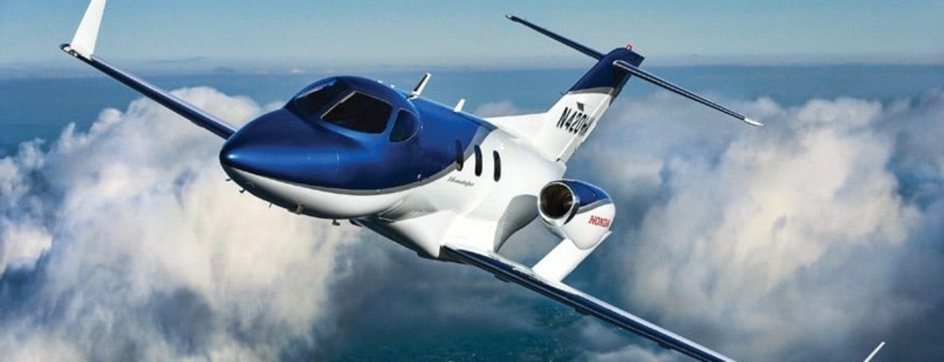 honda jet en vol dans les nuages