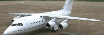 Location de jet privé : Avro RJ 85 blanc sur tarmac.