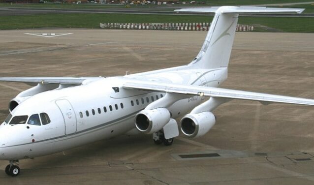 Location de jet privé : Avro RJ 85 blanc sur tarmac.