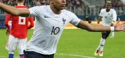 Kylian Mbappe qui célèbre la victoire à la coupe du monde de football 2018 en Russie