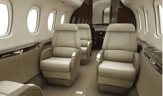 Jet privé Citation Latitude intérieur - beige, bois.