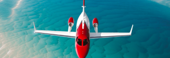 HondaJet en vol au-dessus de la mer