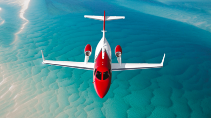 HondaJet en vol au-dessus de la mer