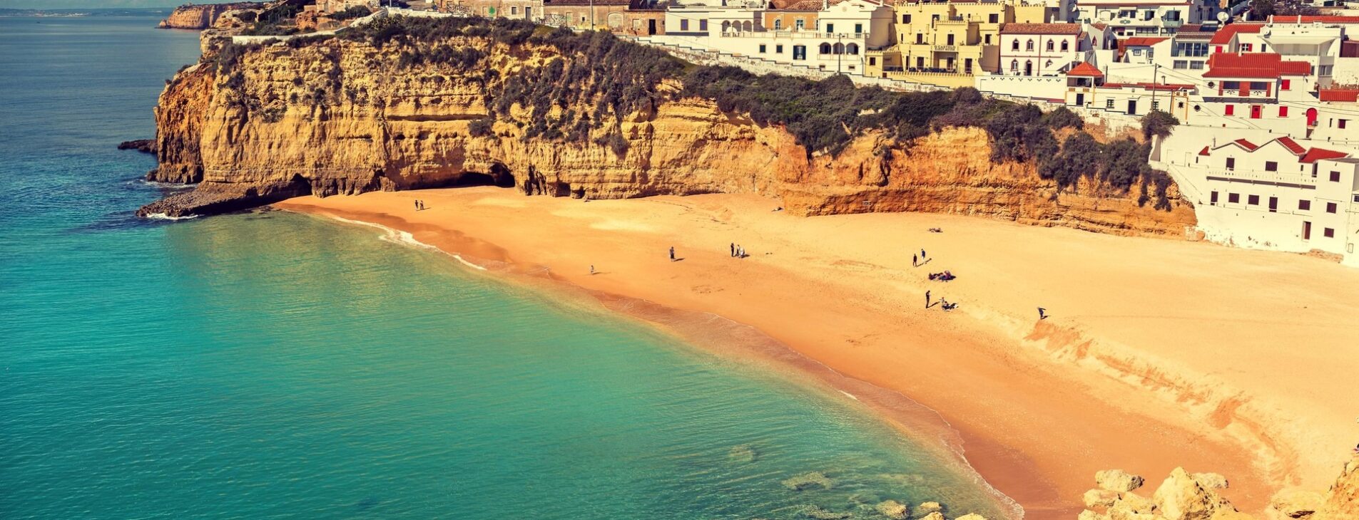 Vue côtière avec maisons colorées sur falaises.