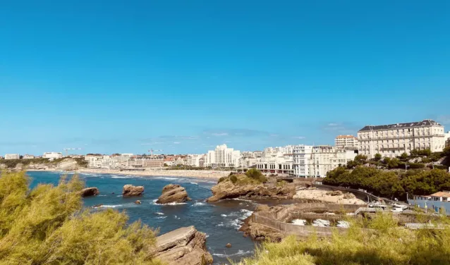 Paris - Biarritz : ville côtière pittoresque, ciel bleu.