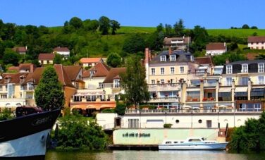 **Requête cible : Joigny**

**Alternative Balise :**

Joigny, bourg riverain avec bâtiments colorés et collines verdoyantes