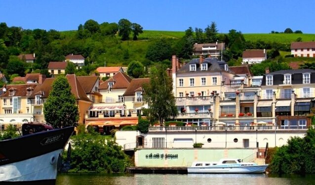 **Requête cible : Joigny**

**Alternative Balise :**

Joigny, bourg riverain avec bâtiments colorés et collines verdoyantes