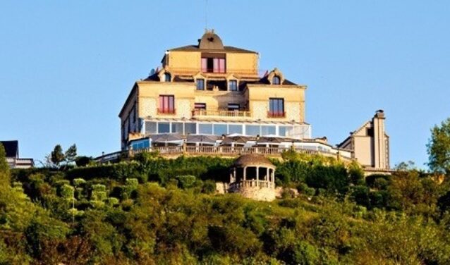 **Domaine de la Corniche:** Maison sur colline, hélicoptère, gazebo.