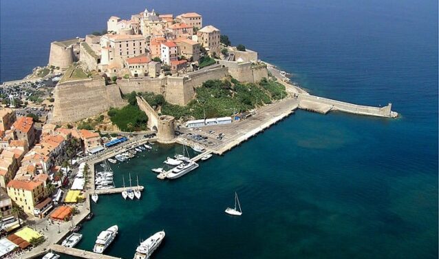 Voyage de Paris à Calvi : vue aérienne de ville côtière