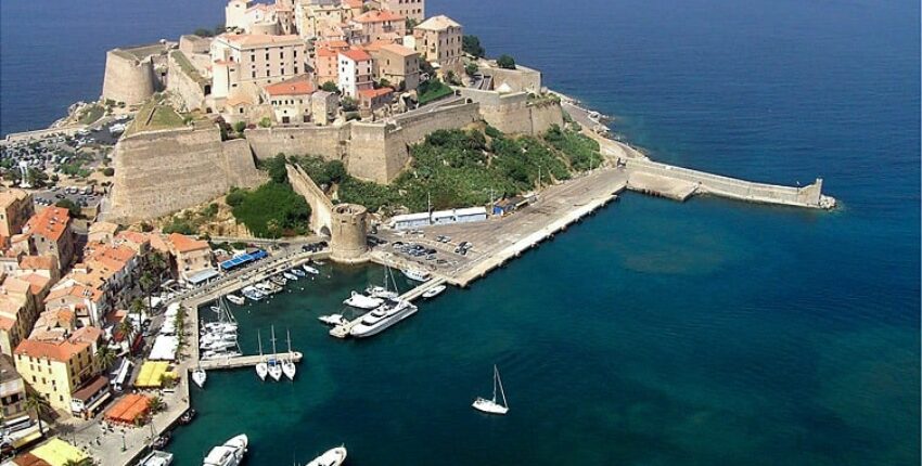 Voyage de Paris à Calvi : vue aérienne de ville côtière