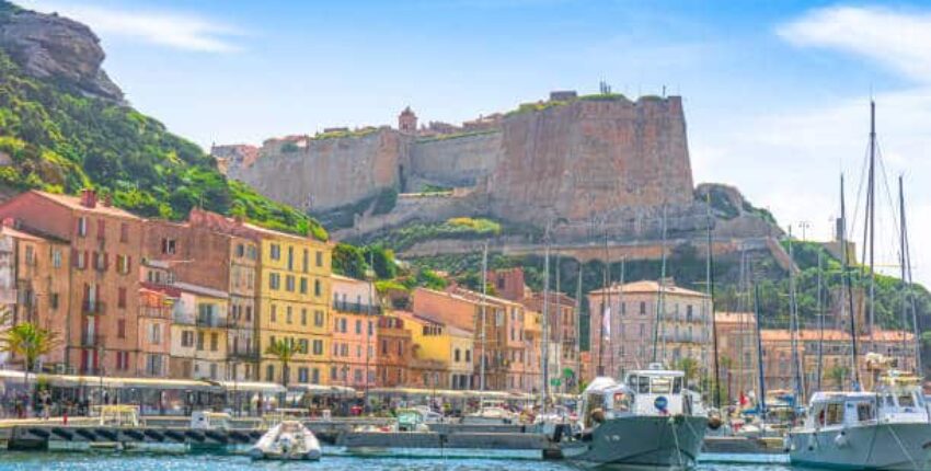 maisons colorées en bord d'eau et bateau, Bonifacio, Corse