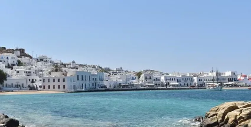 mer et baie remplie de maisons blanches