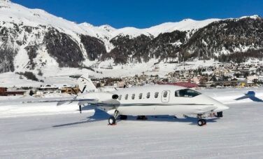 location de jet privé, jet blanc sur piste enneigée