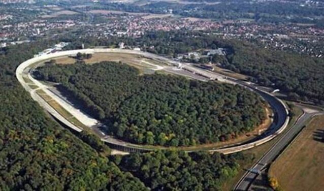 Circuit de Montlhéry entouré de forêt et d'habitations.